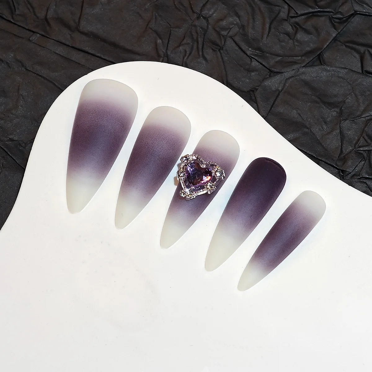 24pcs Sweet Cool Gothic Style False Nails Gradient Smudging Black Long Stiletto Fake Nail With Metal Love Heart Press On Nails - Image 3